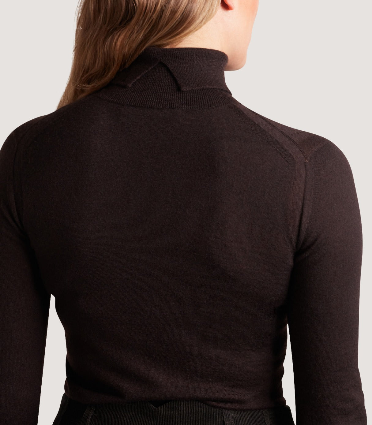 Women's Extra Fine Worsted Cashmere Turtleneck In Chocolate