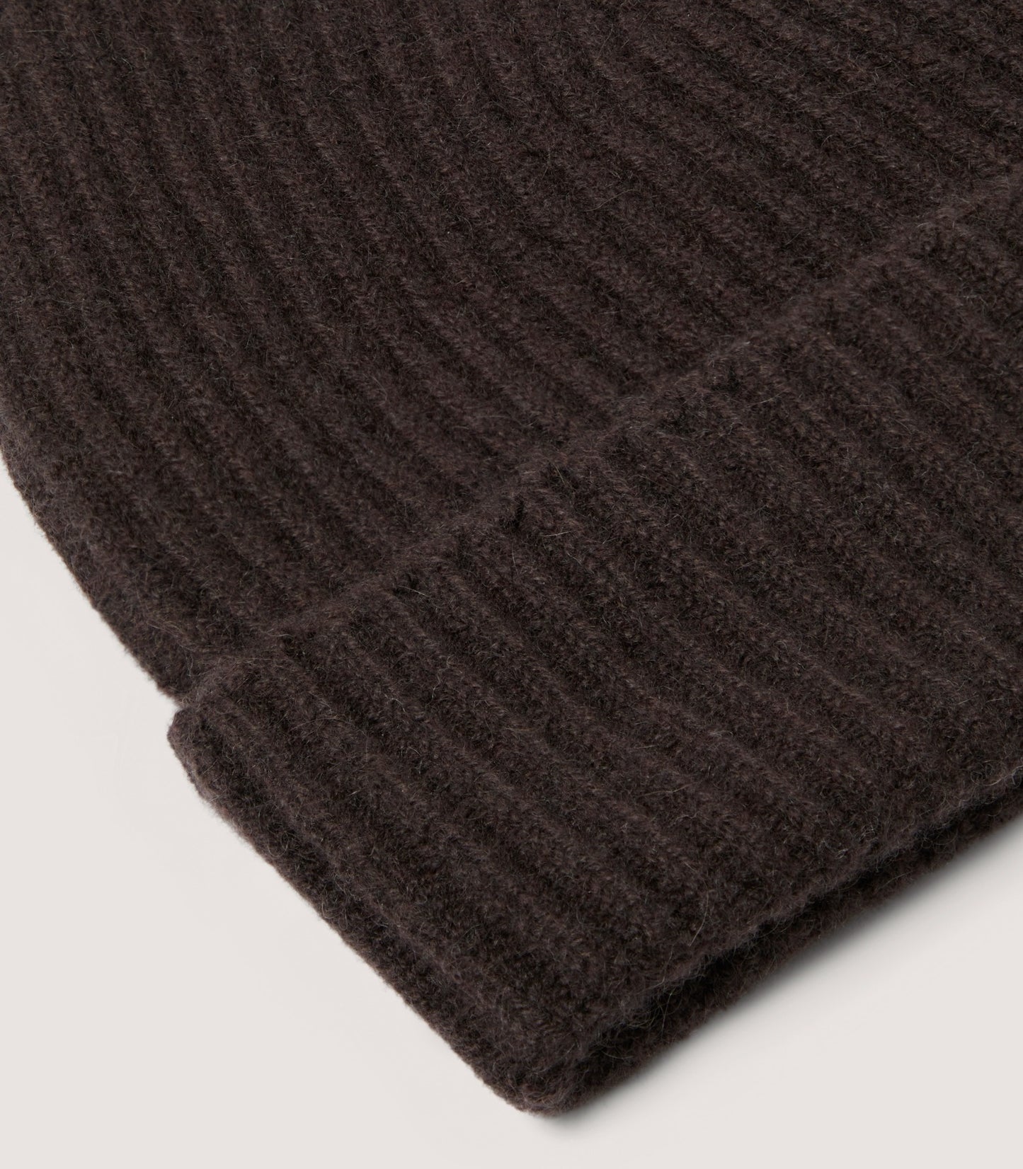Ribbed Cashmere Beanie in Chocolate