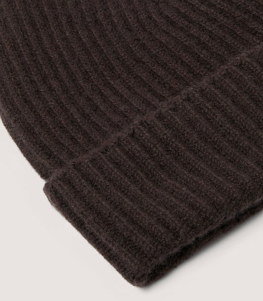 Ribbed Cashmere Beanie in Chocolate