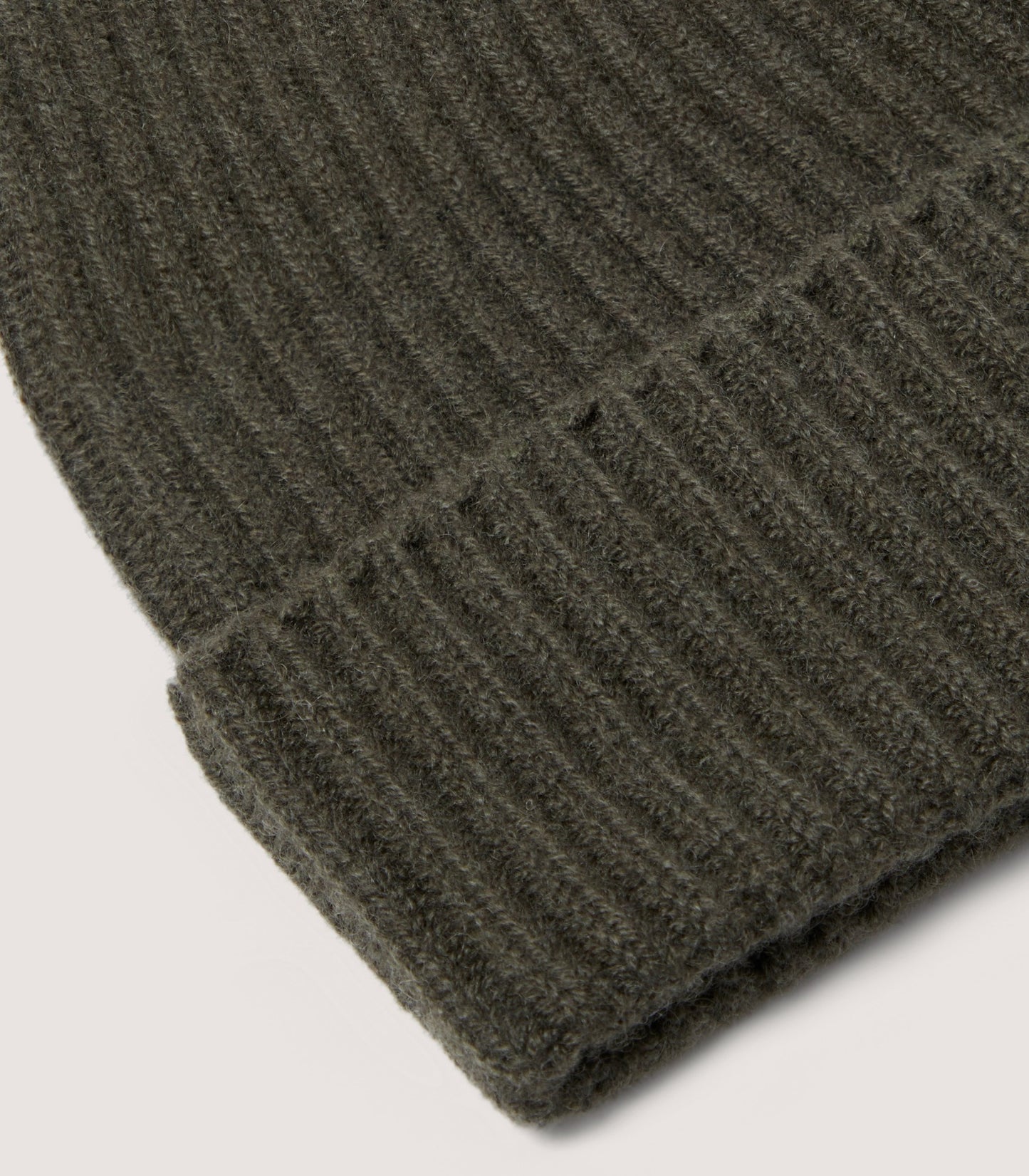 Ribbed Cashmere Beanie in Loden