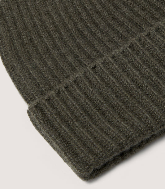 Ribbed Cashmere Beanie in Loden